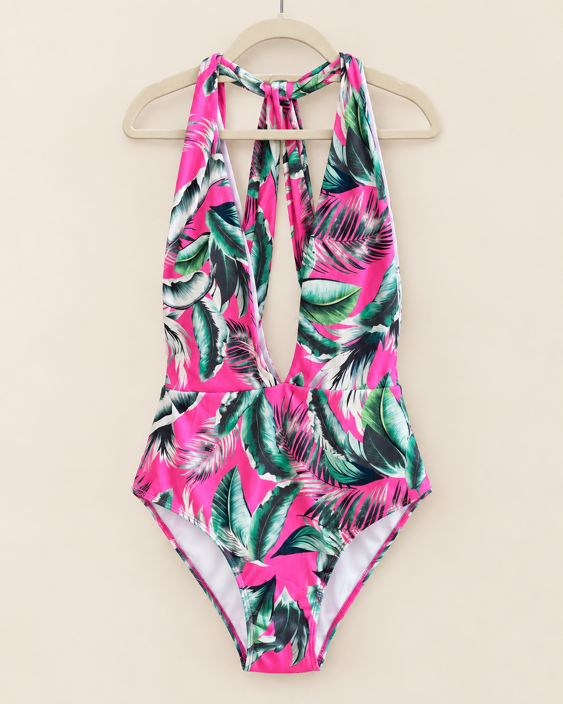 Traje de baño tropical fucsia texturizado con escote pronunciado